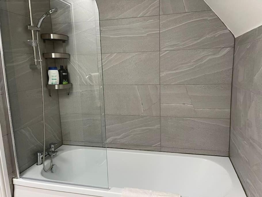 Orchid Lodge - Two Bed Generous Flat - Parking, Netflix, Wifi - Close To Blenheim Palace & Oxford - F4 Кідлінґтон Екстер'єр фото