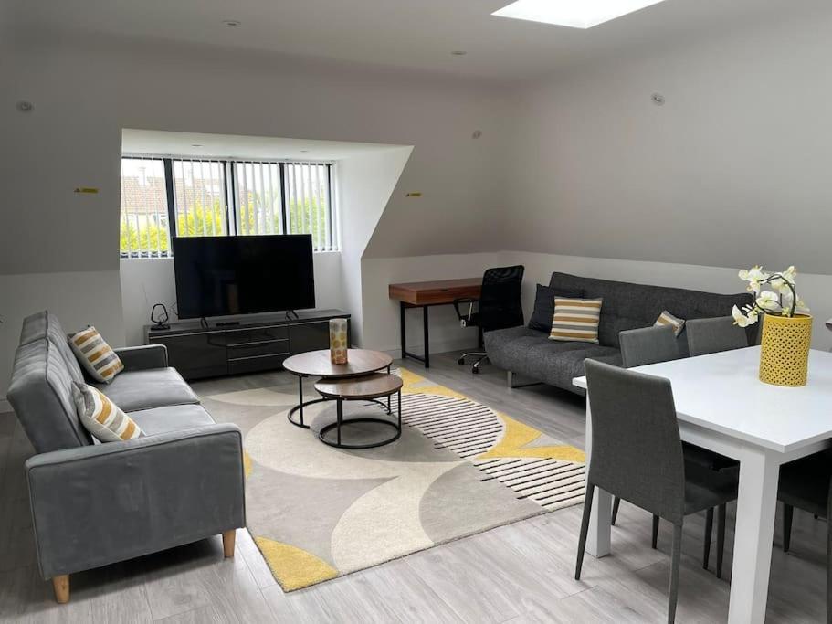 Orchid Lodge - Two Bed Generous Flat - Parking, Netflix, Wifi - Close To Blenheim Palace & Oxford - F4 Кідлінґтон Екстер'єр фото