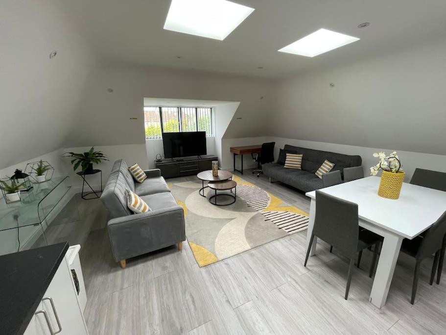 Orchid Lodge - Two Bed Generous Flat - Parking, Netflix, Wifi - Close To Blenheim Palace & Oxford - F4 Кідлінґтон Екстер'єр фото