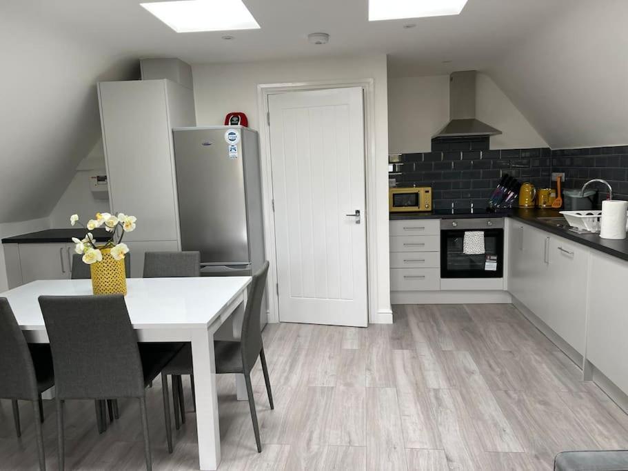 Orchid Lodge - Two Bed Generous Flat - Parking, Netflix, Wifi - Close To Blenheim Palace & Oxford - F4 Кідлінґтон Екстер'єр фото