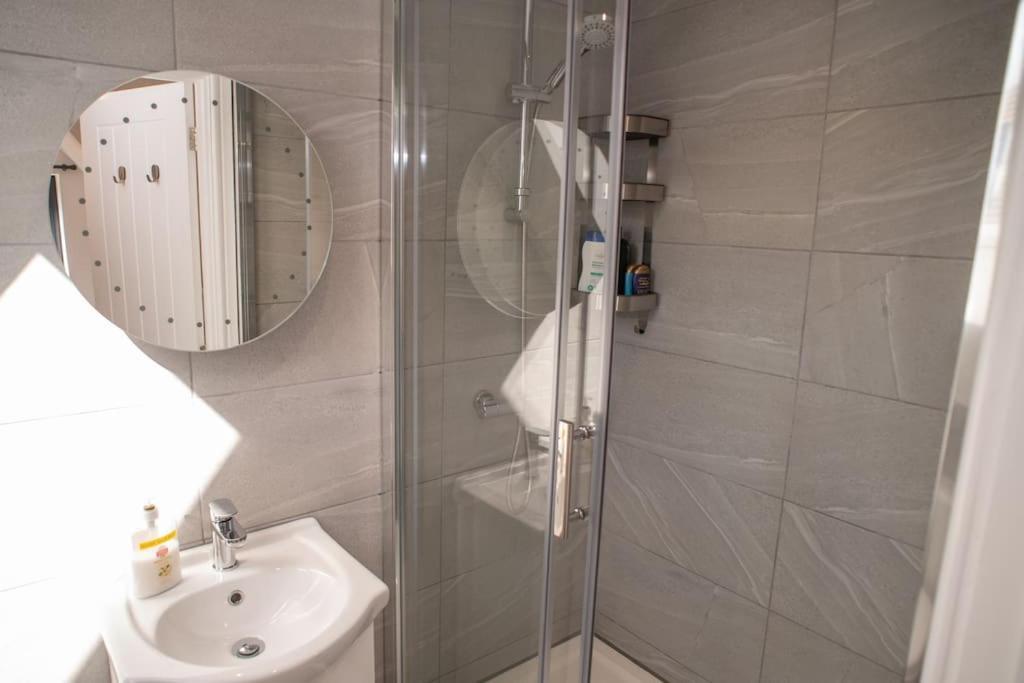 Orchid Lodge - Two Bed Generous Flat - Parking, Netflix, Wifi - Close To Blenheim Palace & Oxford - F4 Кідлінґтон Екстер'єр фото