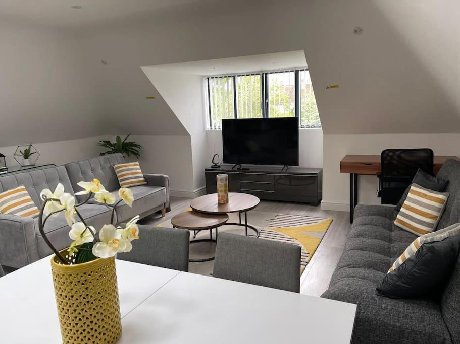 Orchid Lodge - Two Bed Generous Flat - Parking, Netflix, Wifi - Close To Blenheim Palace & Oxford - F4 Кідлінґтон Екстер'єр фото