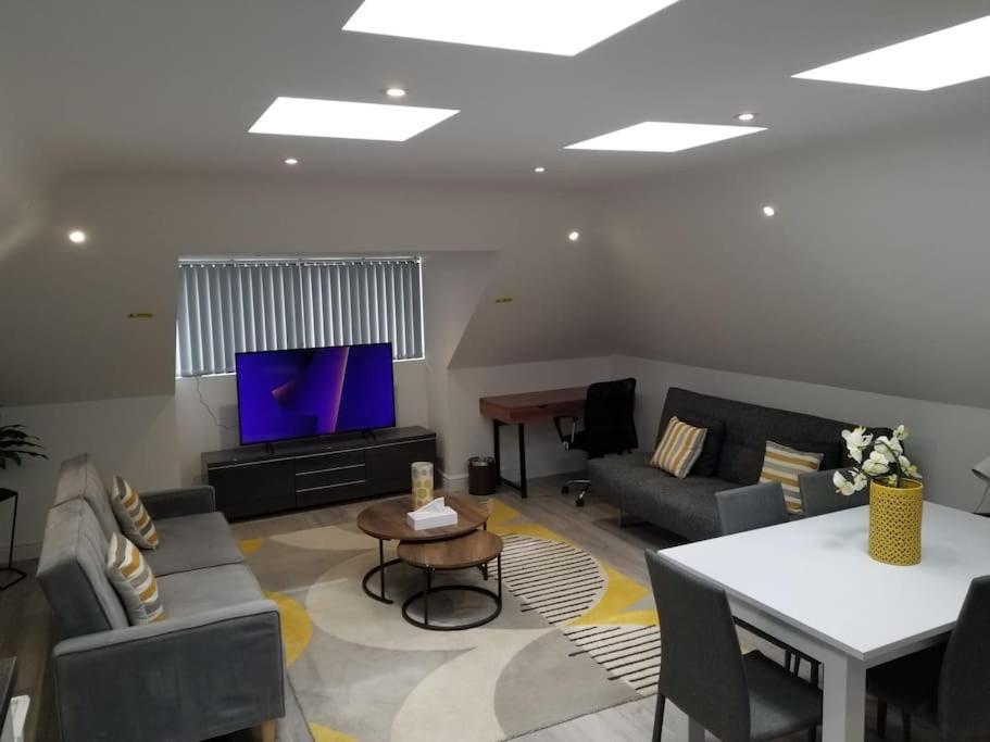 Orchid Lodge - Two Bed Generous Flat - Parking, Netflix, Wifi - Close To Blenheim Palace & Oxford - F4 Кідлінґтон Екстер'єр фото