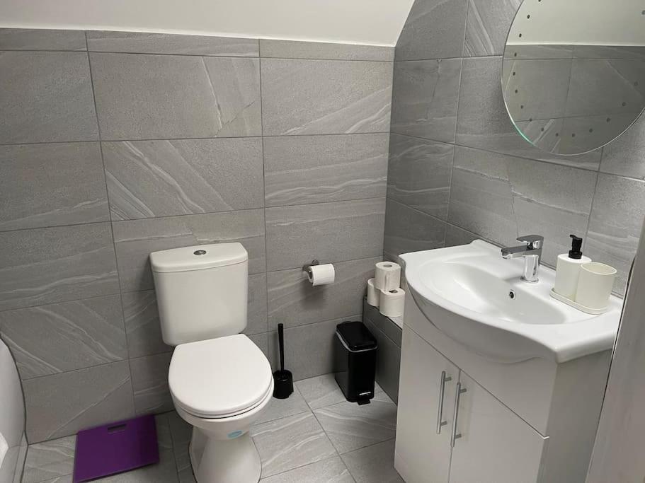 Orchid Lodge - Two Bed Generous Flat - Parking, Netflix, Wifi - Close To Blenheim Palace & Oxford - F4 Кідлінґтон Екстер'єр фото
