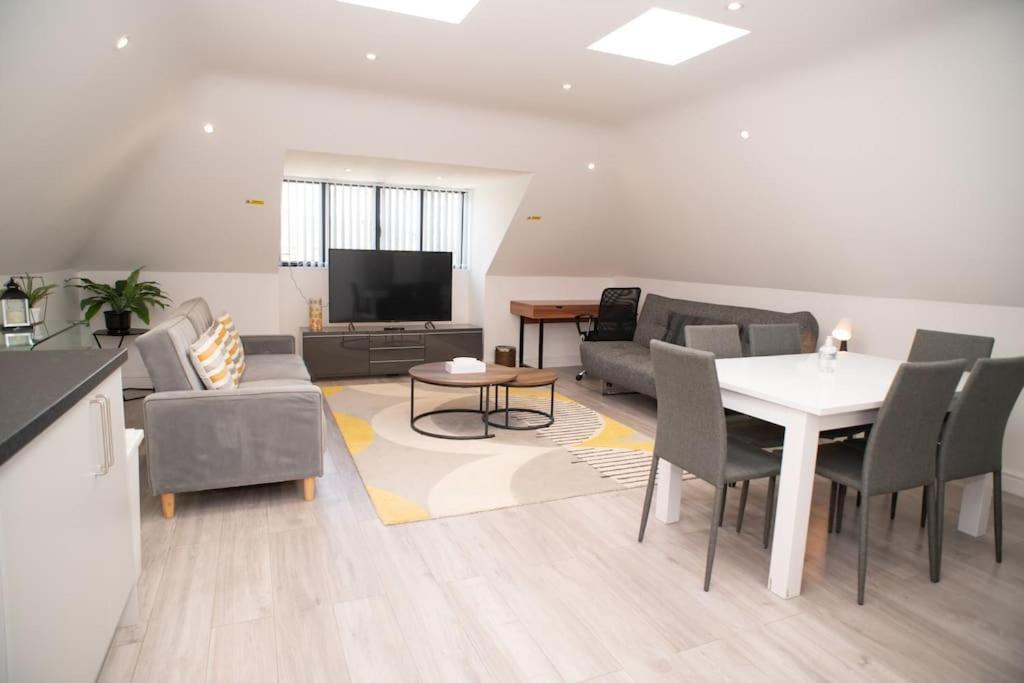 Orchid Lodge - Two Bed Generous Flat - Parking, Netflix, Wifi - Close To Blenheim Palace & Oxford - F4 Кідлінґтон Екстер'єр фото